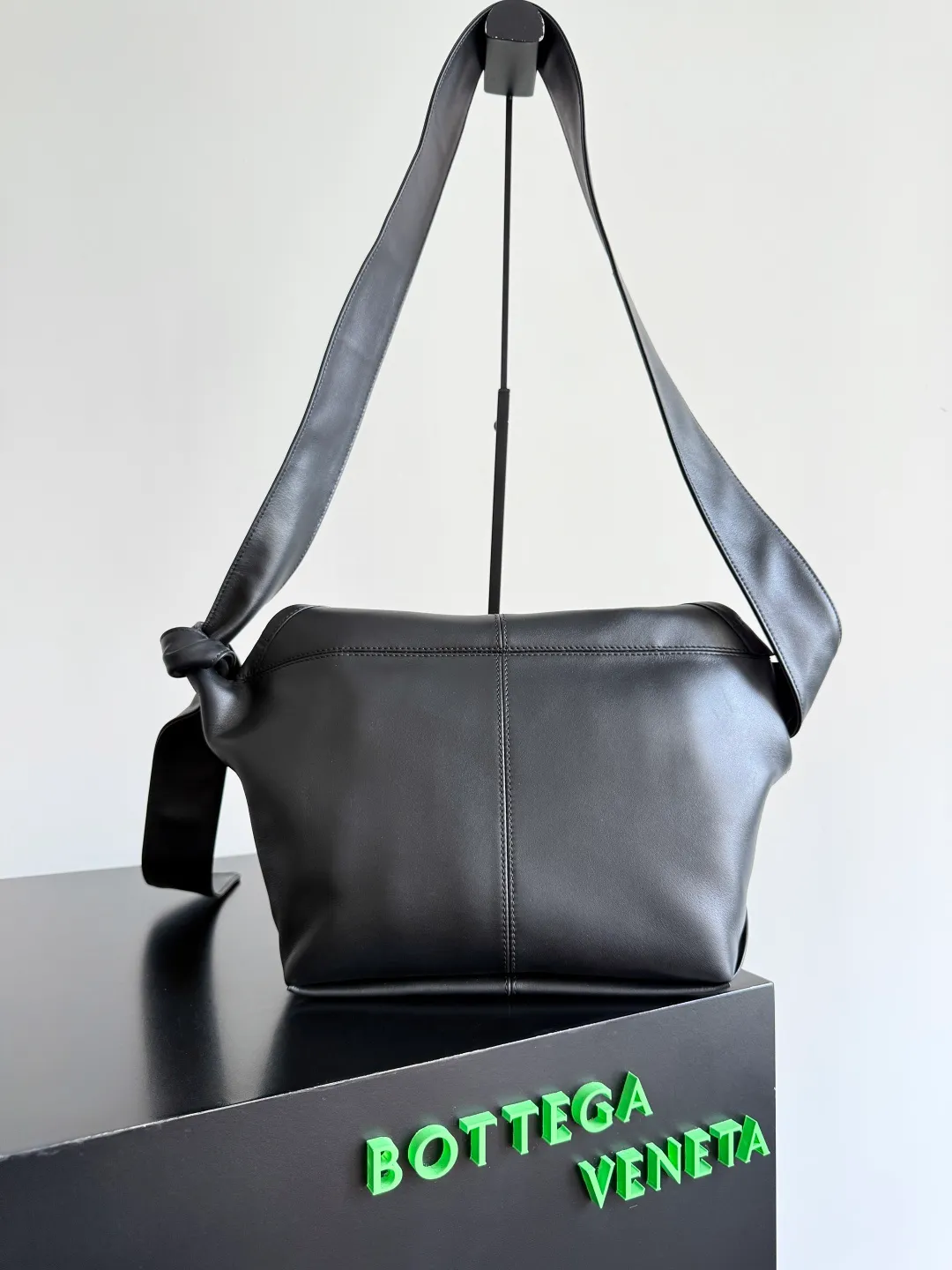 Batch 2220 Bottega Veneta small Sawyer leather model, but still light and soft, the straps can be knotted to adjust the length. Durable and large in capacity, it meets my extremely high standards for small carry-on bags. The texture of cowhide is really amazing, and it can be easily matched with both business and leisure. This bag is a Sawyer Bag that is interpreted with triangles and geometric circles👜. Its soft but indestructible appearance constitutes its fashionable beauty. You can freely adjust the length of the backpack😊No matter how complicated the world is, as long as there is a bag with you, everything will become better, and it is easy for boys and girls to control it! Style number: 815807 Size: 25*17*12cm